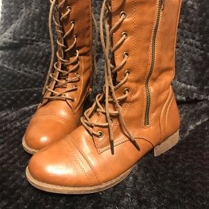 Lace-up BOOTS
